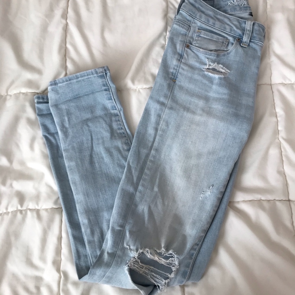 AMERICAN EAGLE RIPPED JEANS SIZE 0
